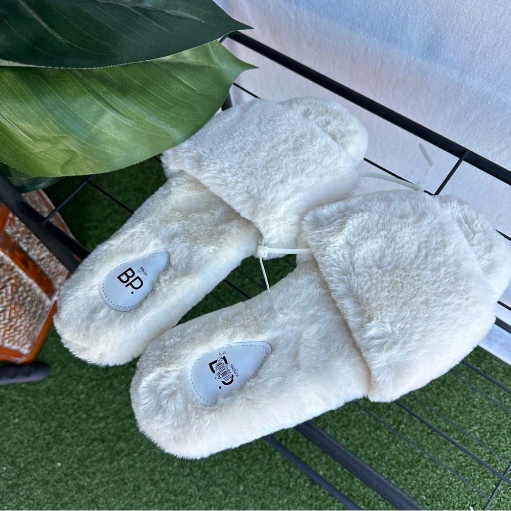 BP Nordstrom Cream Fuzzy Faux Fur Square Toed Slippers / Size Womens L